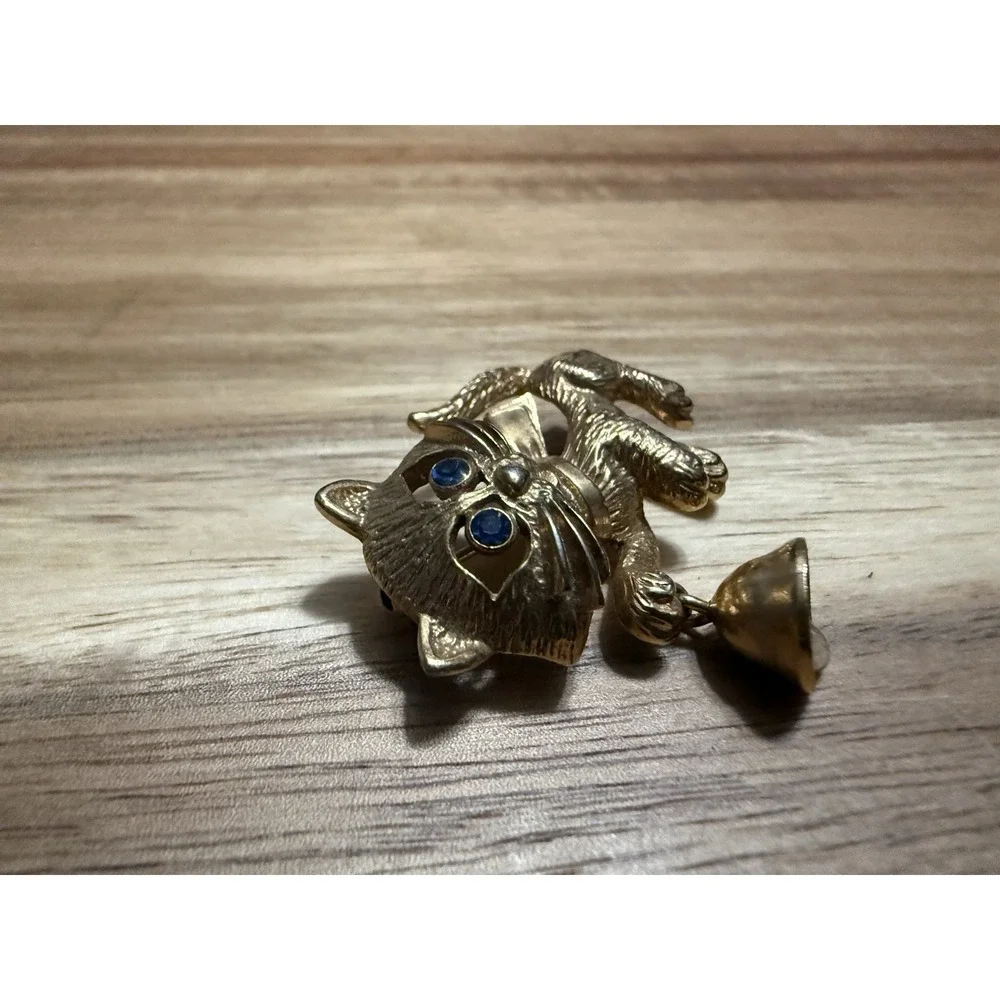 AVON VTG GOLD METAL CAT PIN WITH BELL & BLUE EYES JEWELRY ACCESSORIES